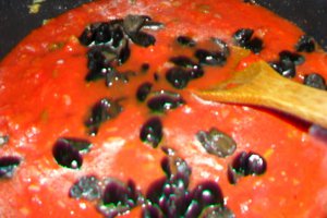 Conopida in sos de rosii