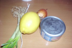 Salată de ton cu crutoane