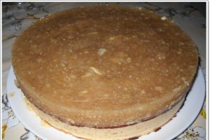 Tort cu jeleu de mere si crema caramel