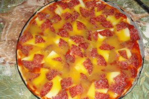 Pizza cu ou si salam