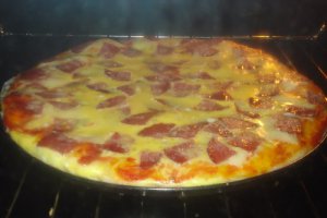 Pizza cu ou si salam