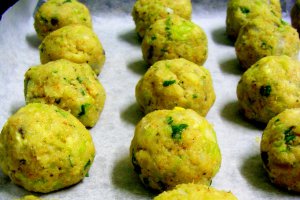 Chiftelute de zucchini cu sos de mazare proaspata