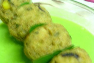 Chiftelute de zucchini cu sos de mazare proaspata