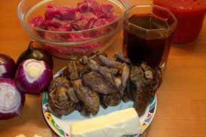 Macaroane cu vita si cuperci in sos de vin