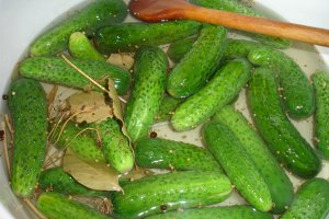 Castraveti la borcan dulci acrisori