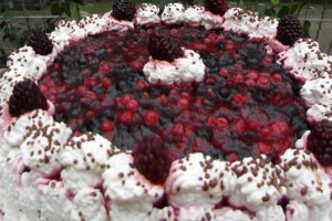 Tort cu fructe de padure