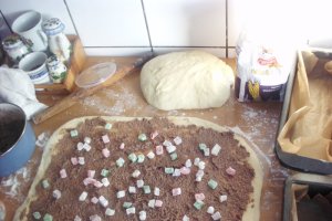 Cozonac pufos Ionix cu rahat şi cremă de nuci
