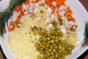 Salata de legume cu piept de pui si maioneza