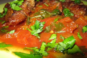 Porc cu roşii, pătrunjel şi coriandru