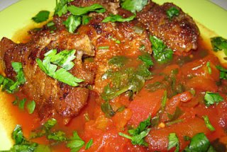 Porc cu roşii, pătrunjel şi coriandru