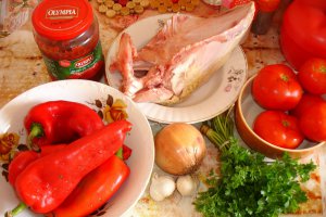 Piept de curcan cu sos de rosii