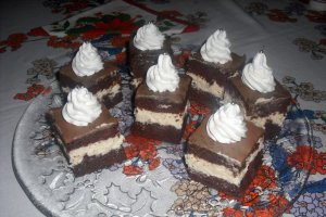 Prajitura cu crema ganache de ciocolata alba.