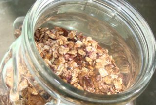 Muesli cu sos de afine si ciocolata