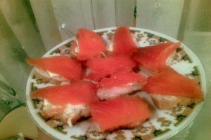 Tartine cu icre negre, icre rosii si somon afumat