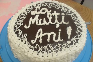 Tort cu frisca si ciocolata