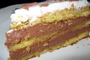 Tort cu cremă de ciocolată şi frişcă