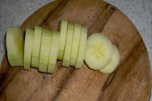 Eisbergsalat cu legume,telemea si somon in sos de mozzarella