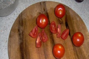 Eisbergsalat cu legume,telemea si somon in sos de mozzarella
