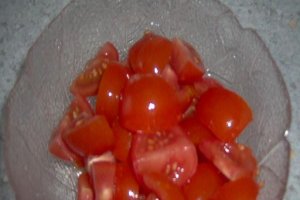 Eisbergsalat cu legume,telemea si somon in sos de mozzarella