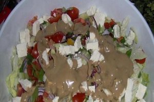 Eisbergsalat cu legume,telemea si somon in sos de mozzarella