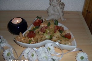 Eisbergsalat cu legume,telemea si somon in sos de mozzarella