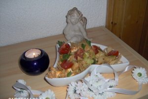 Eisbergsalat cu legume,telemea si somon in sos de mozzarella