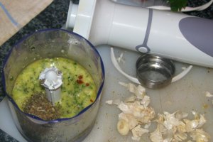 Poussin (pui mic) pe pat de supa de legume inabusite