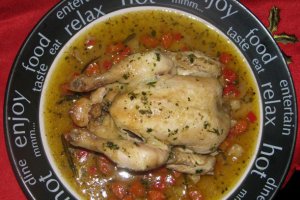 Poussin (pui mic) pe pat de supa de legume inabusite