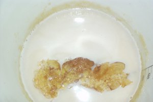 Tort 2011 cu blat  caramel şi cremă de griş