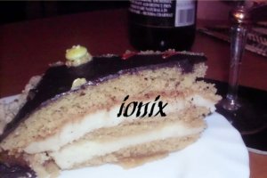 Tort 2011 cu blat  caramel şi cremă de griş
