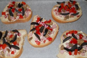 Pizza pe paine cu branza topita