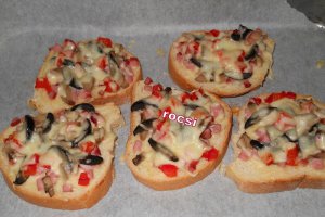 Pizza pe paine cu branza topita