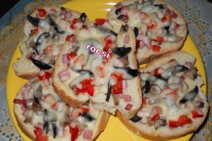 Pizza pe paine cu branza topita