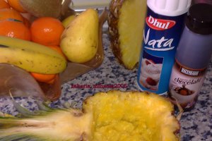 Salata de fructe in coaja de ananas