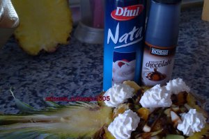 Salata de fructe in coaja de ananas