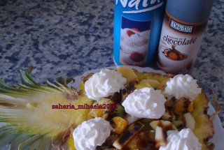 Salata de fructe in coaja de ananas