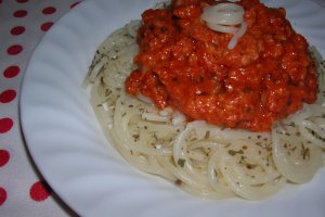 Spaghetti cu sos de carne presata