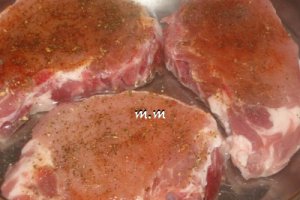 Cotlet de porc marinat in sos de ierburi aromate