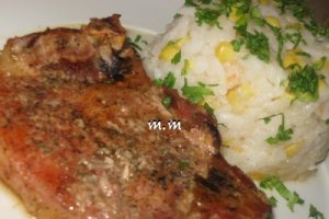 Cotlet de porc marinat in sos de ierburi aromate