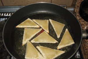 Sambusek cu telemea de oaie si za’atar