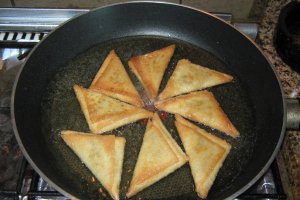 Sambusek cu telemea de oaie si za’atar