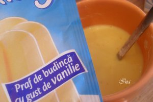 Eclere cu crema de vanilie si glazura de ciocolata