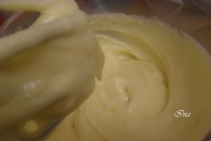 Eclere cu crema de vanilie si glazura de ciocolata