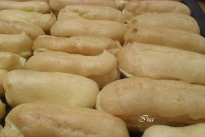 Eclere cu crema de vanilie si glazura de ciocolata