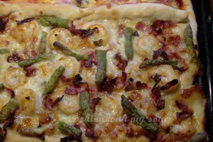 Pizza cu creveti si sparanghel