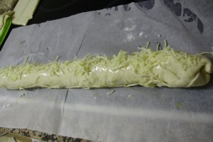 Aperitiv cu carnat in foietaj