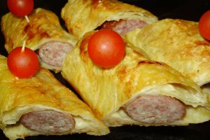 Aperitiv cu carnat in foietaj