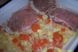 Cotlet de porc cu sos de legume la cuptor