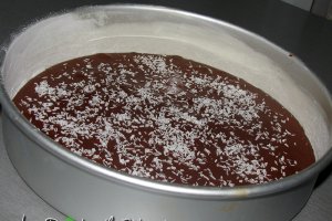 Tort de ciocolata cu bomboane Raffaello