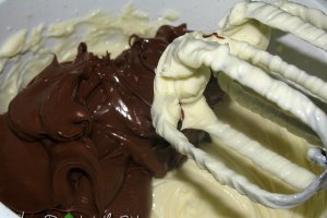 Tort de ciocolata cu bomboane Raffaello